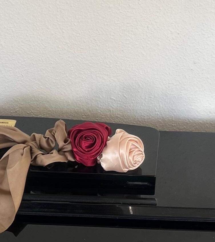 Hårelastik med rose - Creme