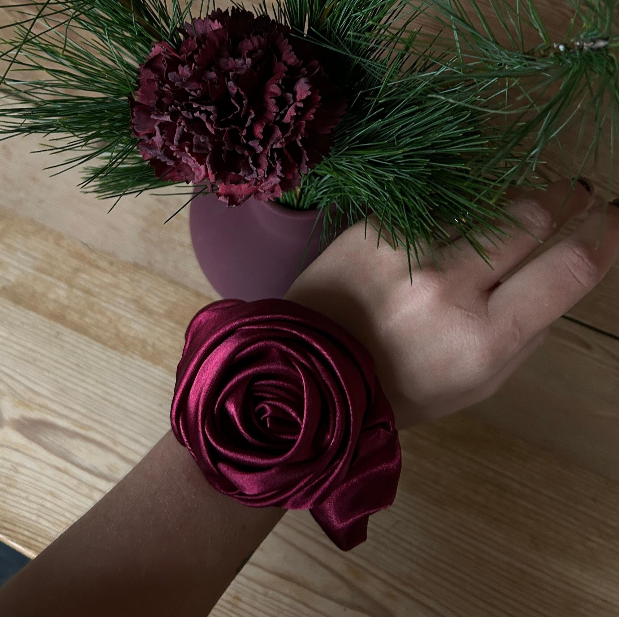 Hårelastik med rose - Dyb rød